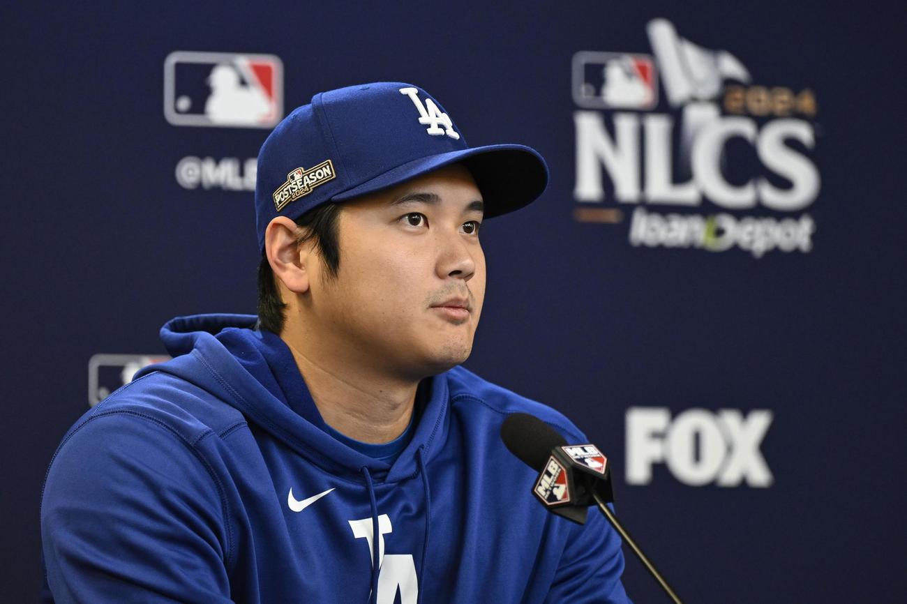 リーグ優勝決定シリーズ第3戦を前に、記者会見するドジャース大谷翔平（共同）