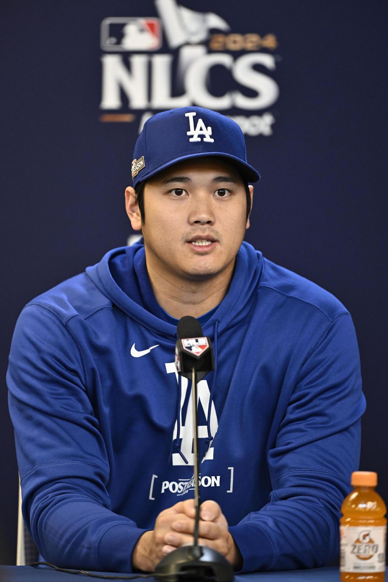 リーグ優勝決定シリーズ第3戦を前に、記者会見するドジャース大谷翔平（共同）