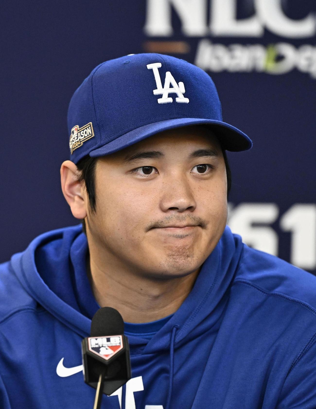 リーグ優勝決定シリーズ第3戦を前に、記者会見するドジャース大谷翔平（共同）