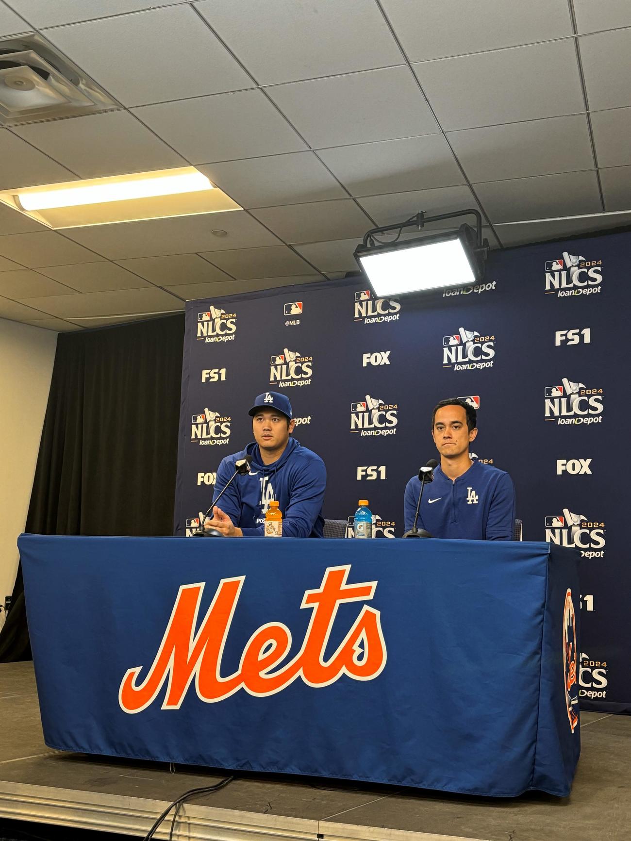 敵地シティ・フィールドで前日会見に臨むドジャース大谷と通訳を担当するウィル・アイアトン氏