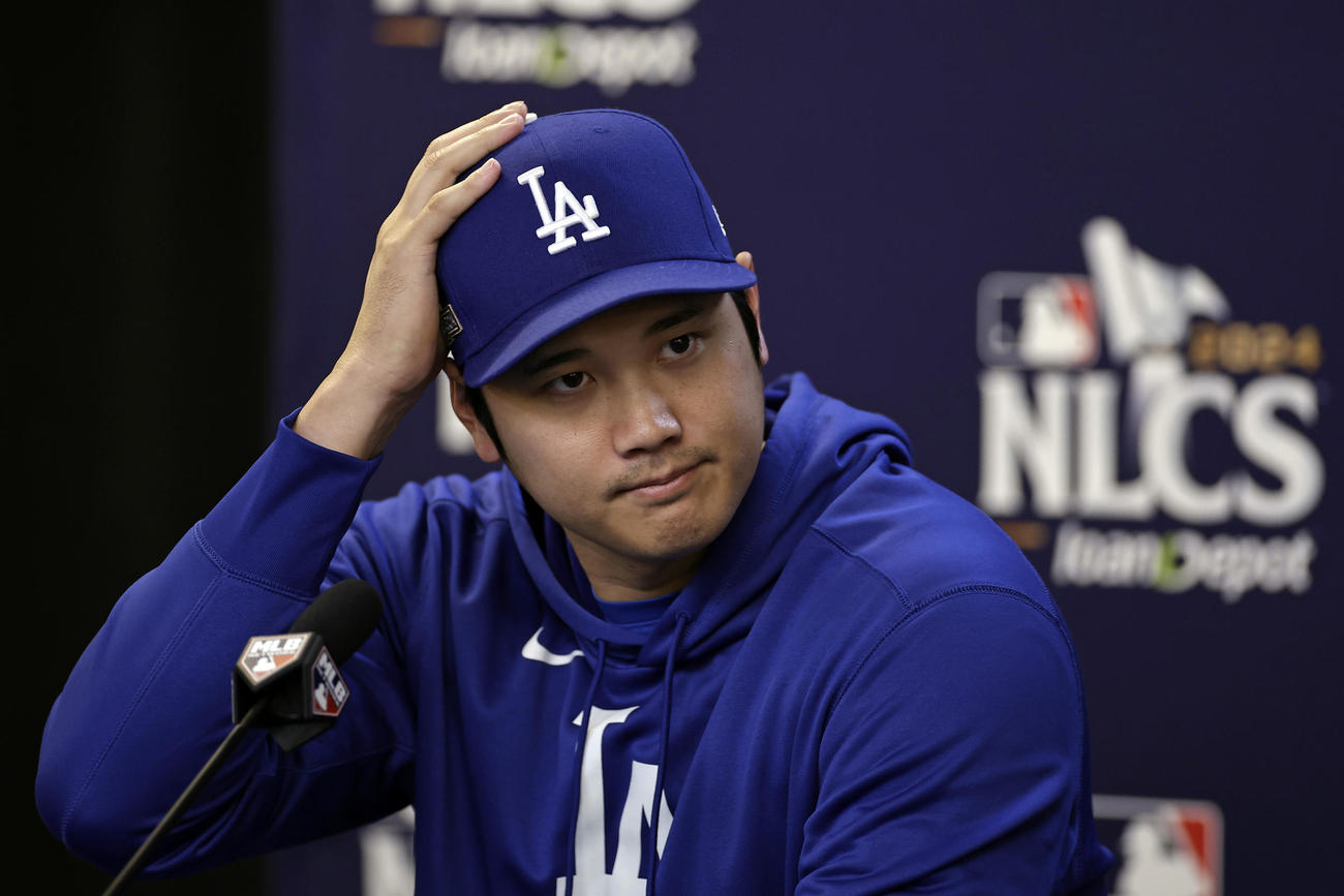 第3戦に先立ち会見で語るドジャース大谷翔平（AP）
