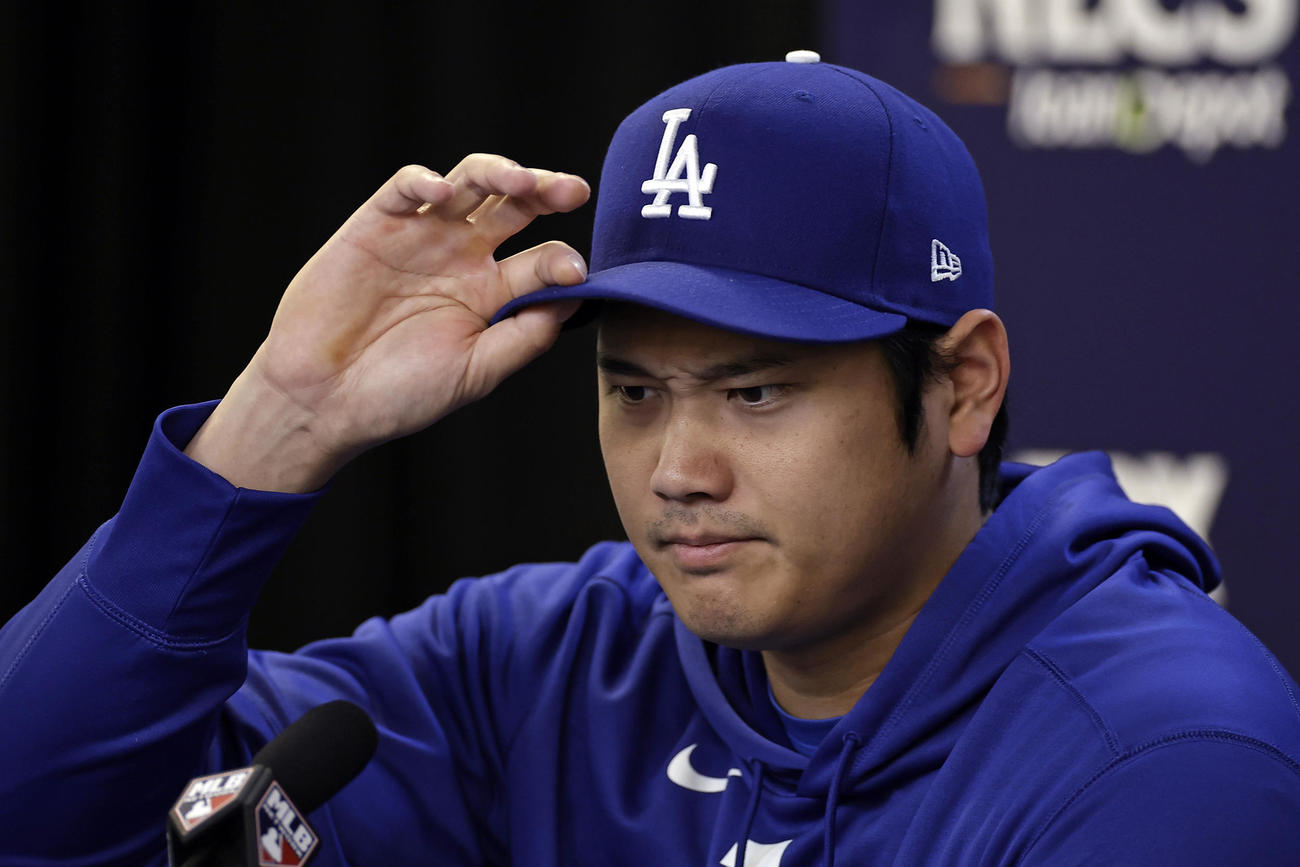 第3戦に先立ち会見で語るドジャース大谷翔平（AP）