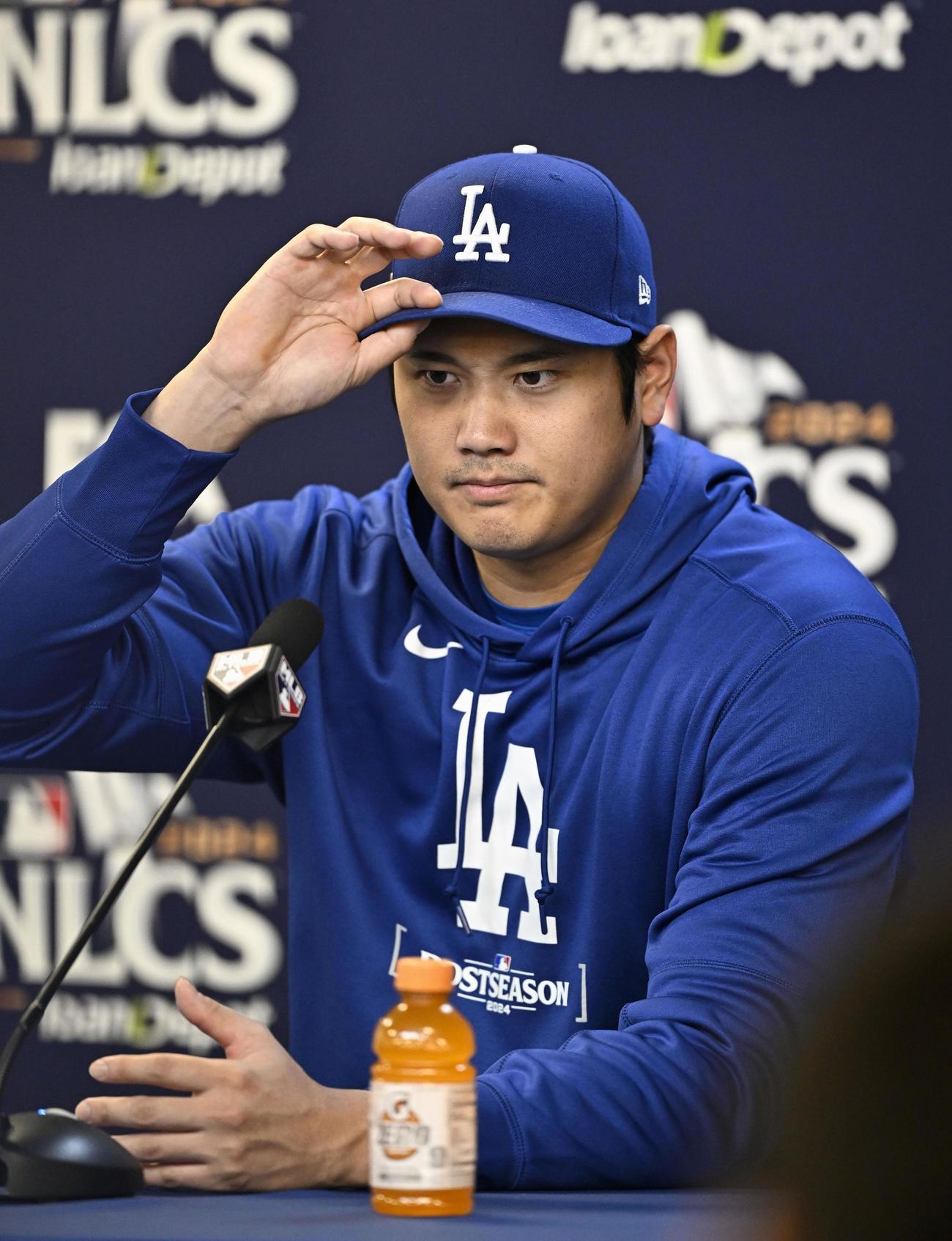 リーグ優勝決定シリーズ第3戦を前に、記者会見するドジャース大谷翔平（共同）