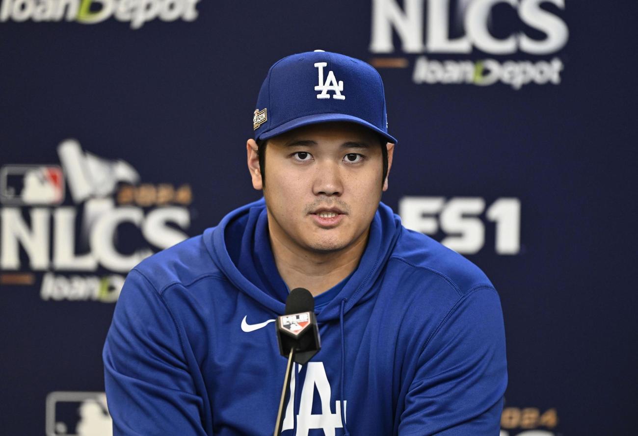 リーグ優勝決定シリーズ第3戦を前に、記者会見するドジャース大谷翔平（共同）