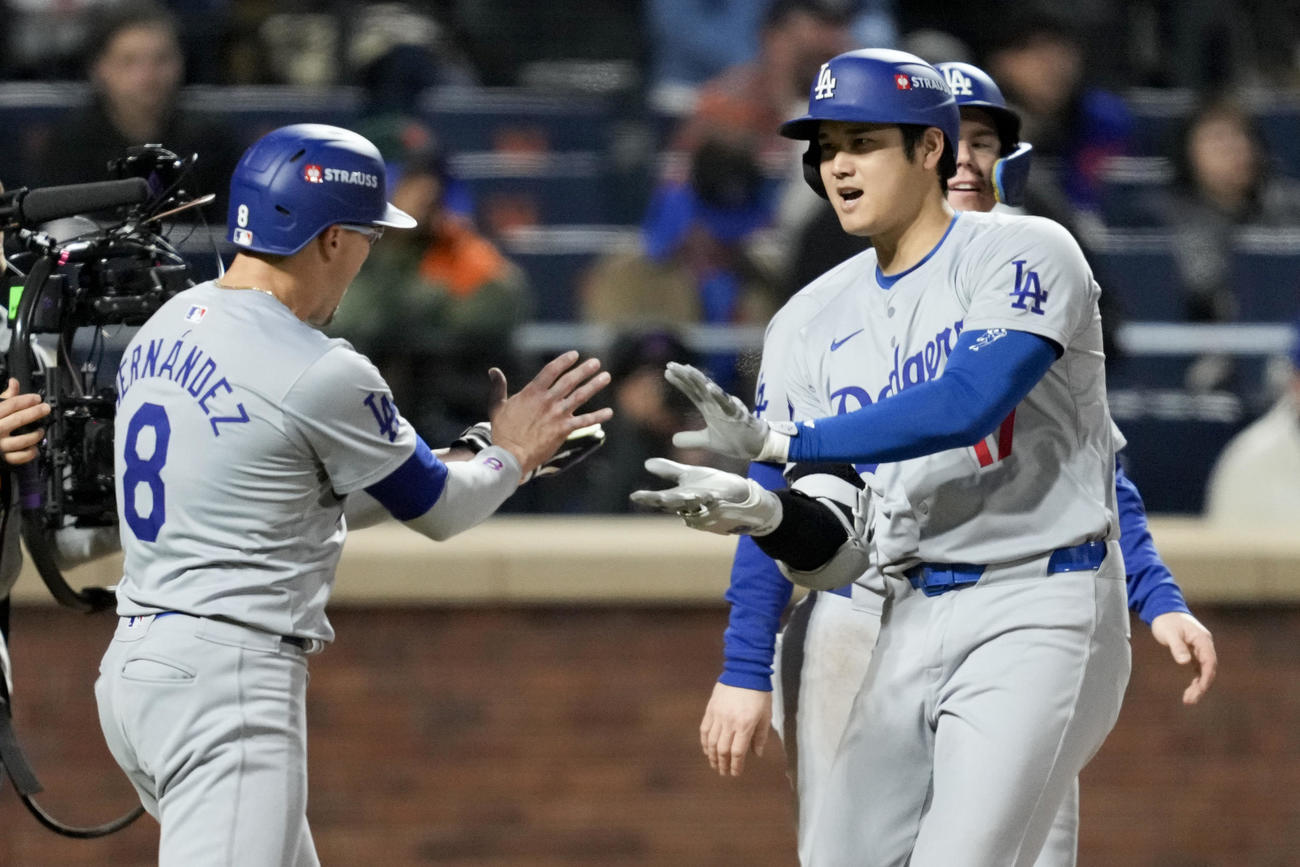 大谷翔平（右）は８回に３ランを放つとキケ・ヘルナンデスから祝福された（AP)