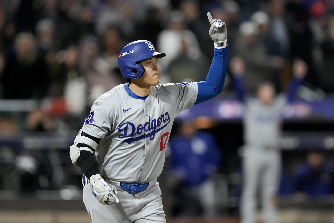 大谷翔平は８回に３ランを放つと左手を上げてポーズをとった（AP)