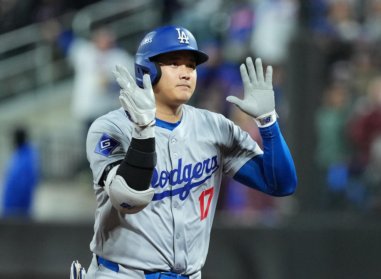 メッツ対ドジャース　8回表ドジャース1死一、二塁、右越えに3点本塁打を放ち、ポーズをとる大谷（撮影・菅敏）