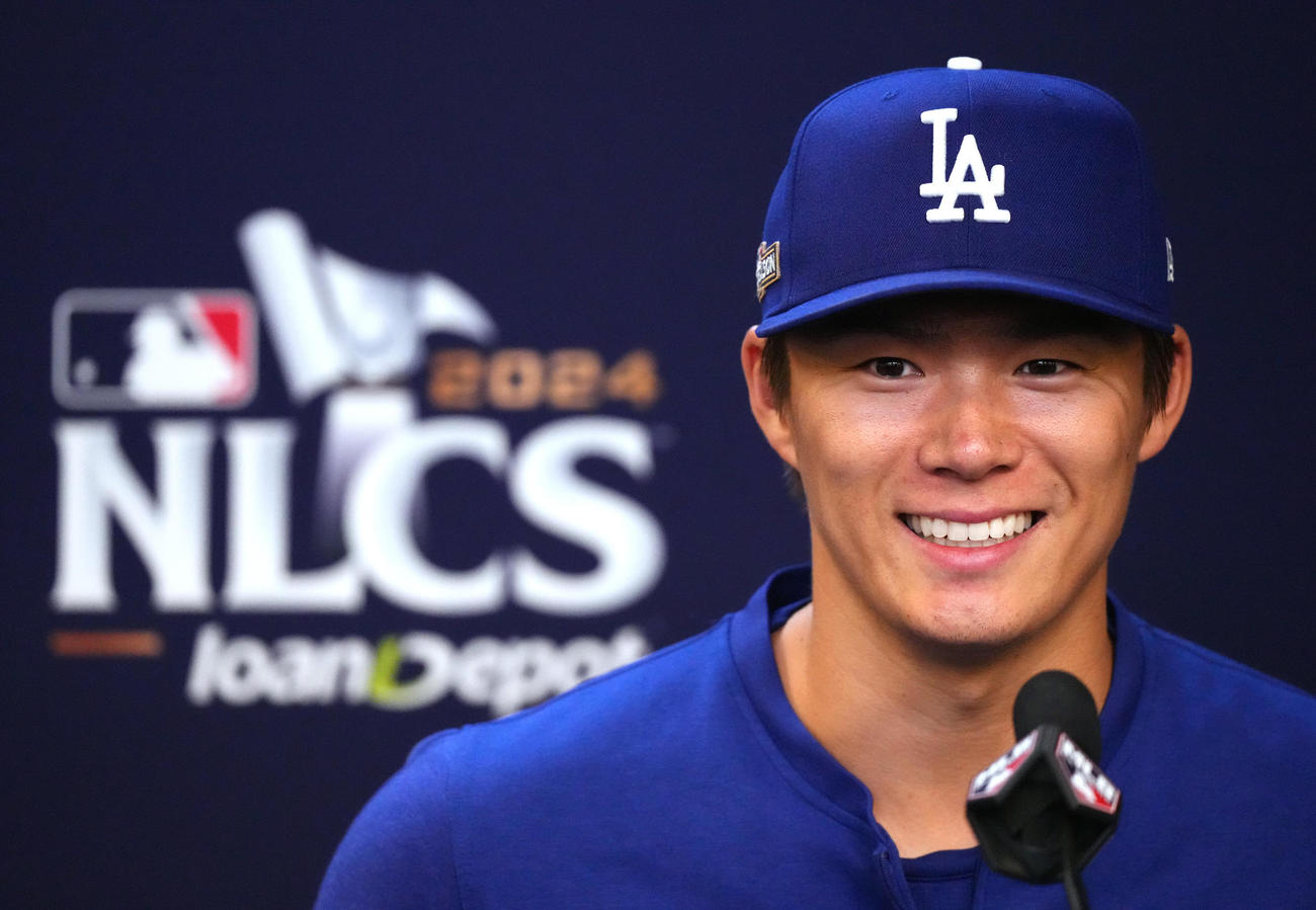 リーグ優勝シリーズ第3戦　メッツ対ドジャース　試合前、会見するドジャース山本（撮影・菅敏）