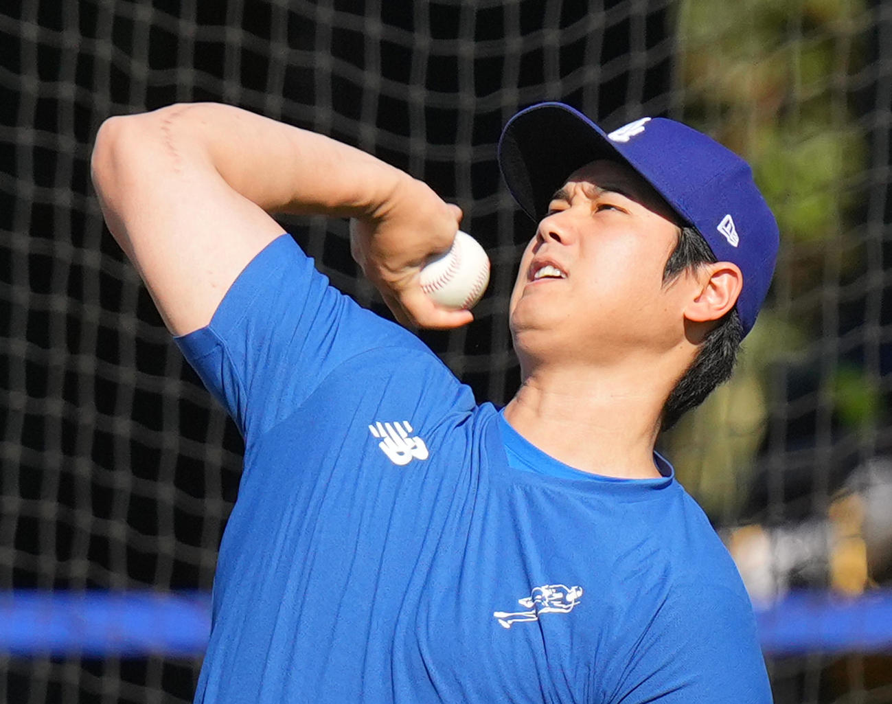 ドジャース対メッツ　試合前、キャッチボールをするドジャース山本（撮影・菅敏）