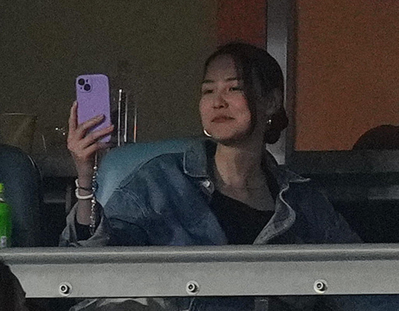 ドジャース対メッツ　スタンドで観戦する真美子夫人（撮影・菅敏）