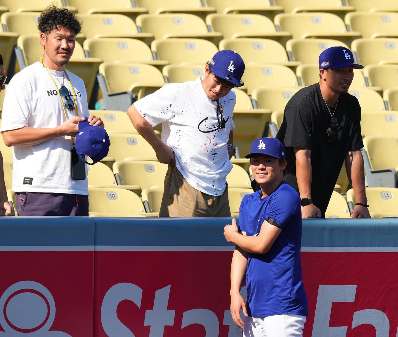 ドジャース対メッツ　試合前、球場を訪れた元チームメートの（後方左から）T岡田氏、小田氏、安達氏と談笑するドジャース山本（撮影・菅敏）