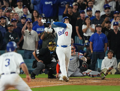 ドジャース対メッツ　6回裏ドジャース無死一、二塁、中適時打を放つ大谷（撮影・菅敏）