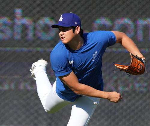 ドジャース対メッツ　試合前、キャッチボールをするドジャース山本（撮影・菅敏）