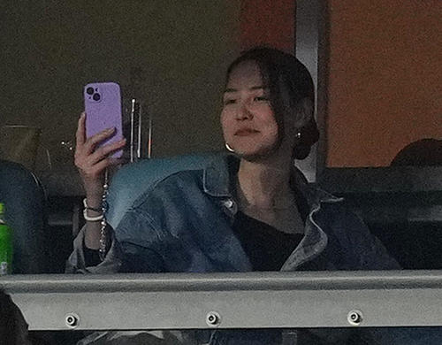 ドジャース対メッツ　スタンドで観戦する真美子夫人（撮影・菅敏）