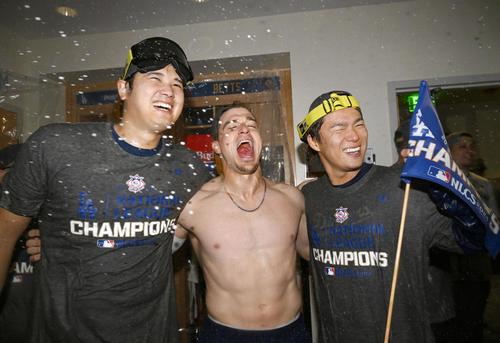 ワールドシリーズ進出を決め、祝勝会で盛り上がるドジャース大谷（左）や山本（右）（共同）