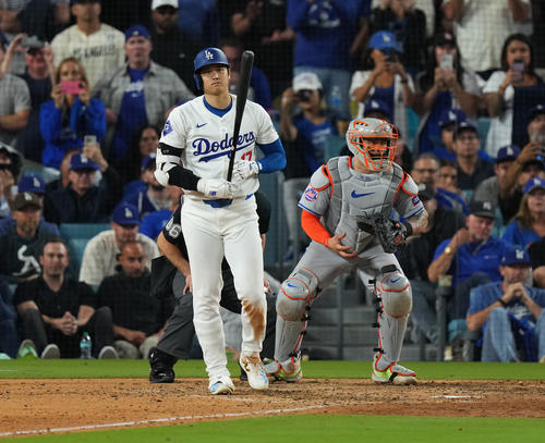 ドジャース対メッツ　8回裏ドジャース無死一塁、四球を選ぶ大谷（撮影・菅敏）
