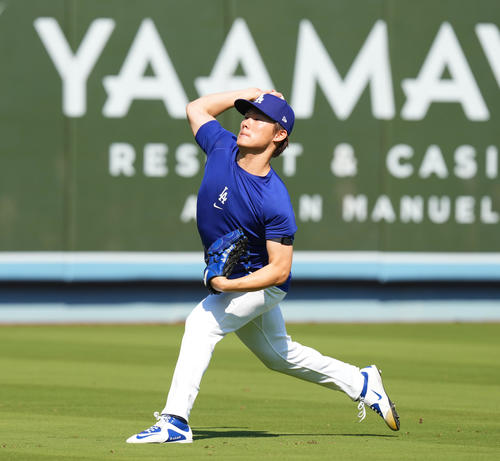 ドジャース対メッツ　試合前、キャッチボールをするドジャース山本（撮影・菅敏）