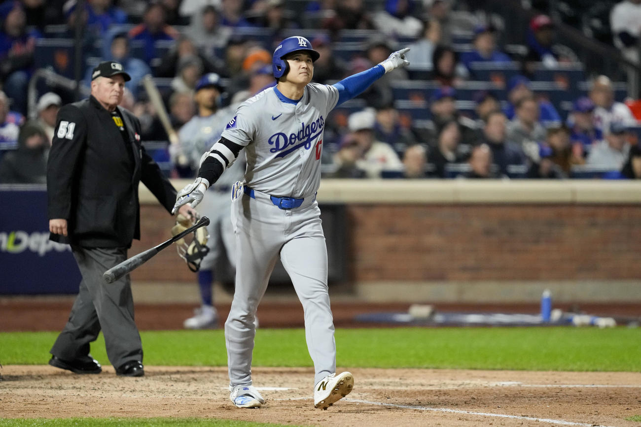 大谷翔平は8回に3ランを放つと喜びを体全体で表現した（AP)