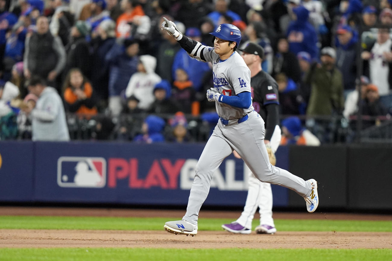 大谷翔平は8回に3ランを放つと右手を上げて二塁へ向かう（AP)