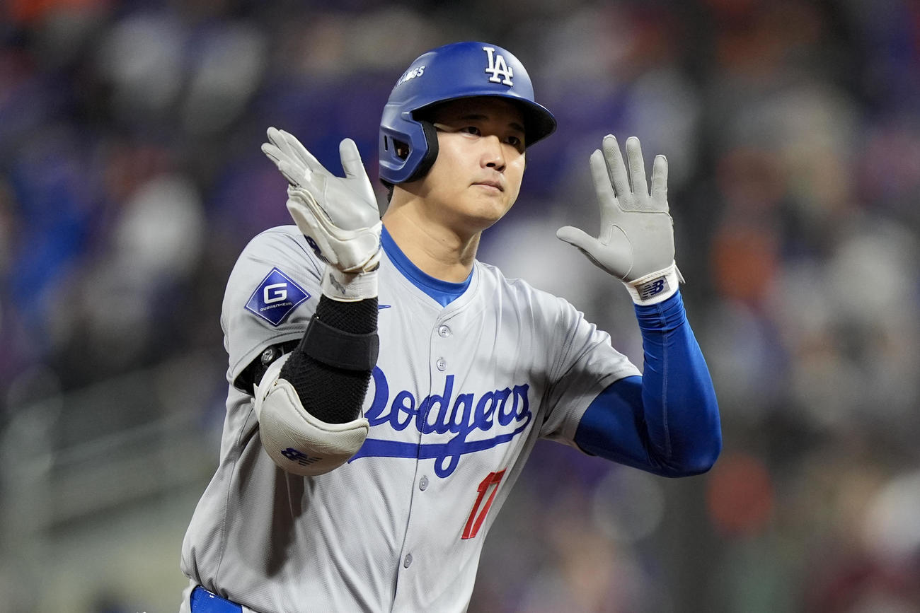 大谷翔平は８回に３ランを放つと同僚に向かってポーズ（AP)