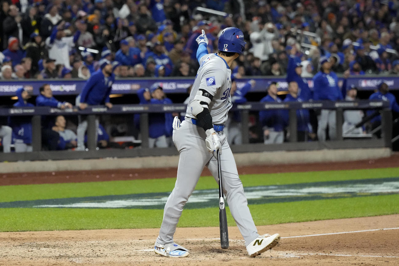 大谷翔平は８回に３ランを放つと味方ベンチに向かってポーズ（AP)