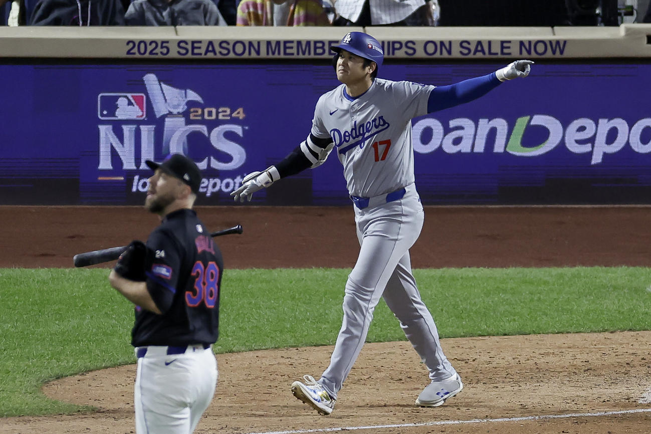 大谷翔平は８回に３ランを放つと歩きながら打球を確認（AP)