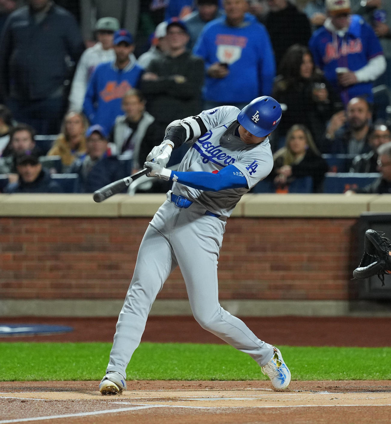 メッツ対ドジャース　1回表ドジャース無死、右越えに先制のソロ本塁打を放つ大谷（撮影・菅敏）