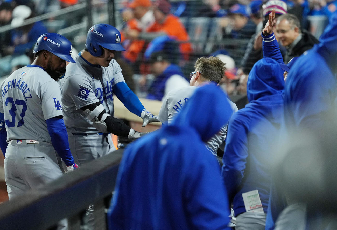 メッツ対ドジャース　1回表ドジャース無死、右越えに先制のソロ本塁打を放ち、E・ヘルナンデス（中央）とポーズをとる大谷（左から2人目）（撮影・菅敏）