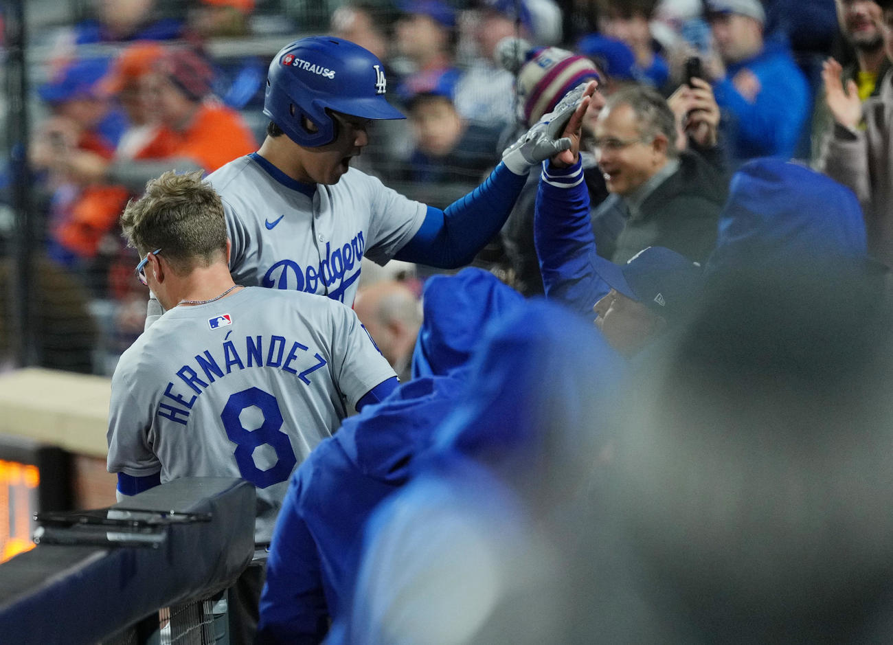 メッツ対ドジャース　1回表ドジャース無死、右越えに先制のソロ本塁打を放ち、ロバーツ監督（右）にタッチで迎えられる大谷（撮影・菅敏）