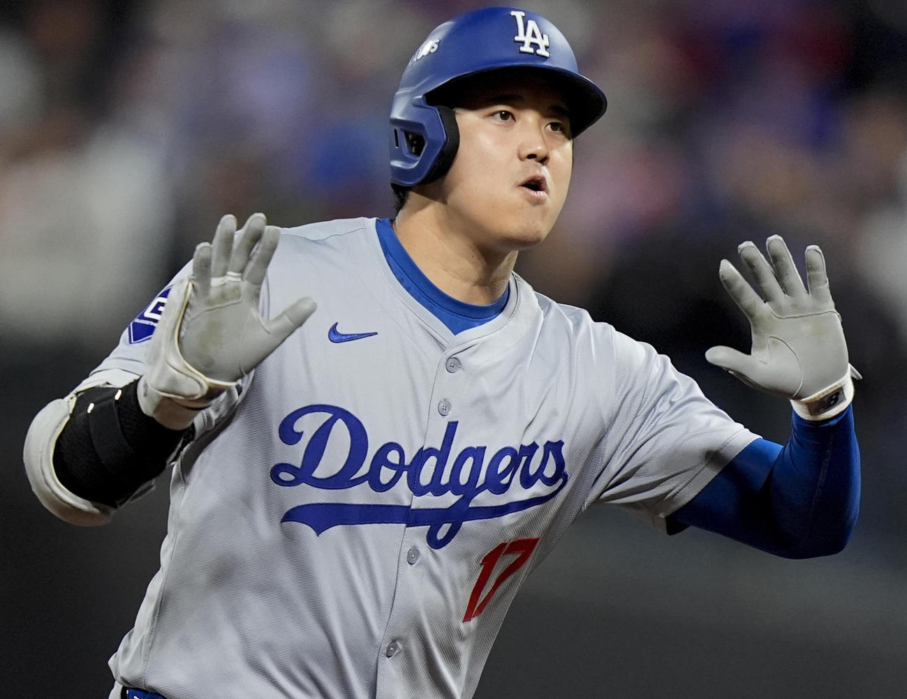 大谷翔平は1回に先頭打者本塁打を放つと喜びのポーズ（AP)