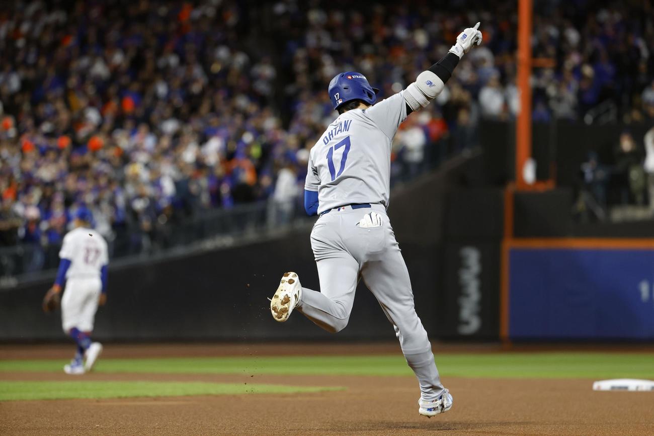 メッツ戦の1回、2試合連続本塁打となる先制ソロを放ち、塁を回るドジャース・大谷＝（共同）