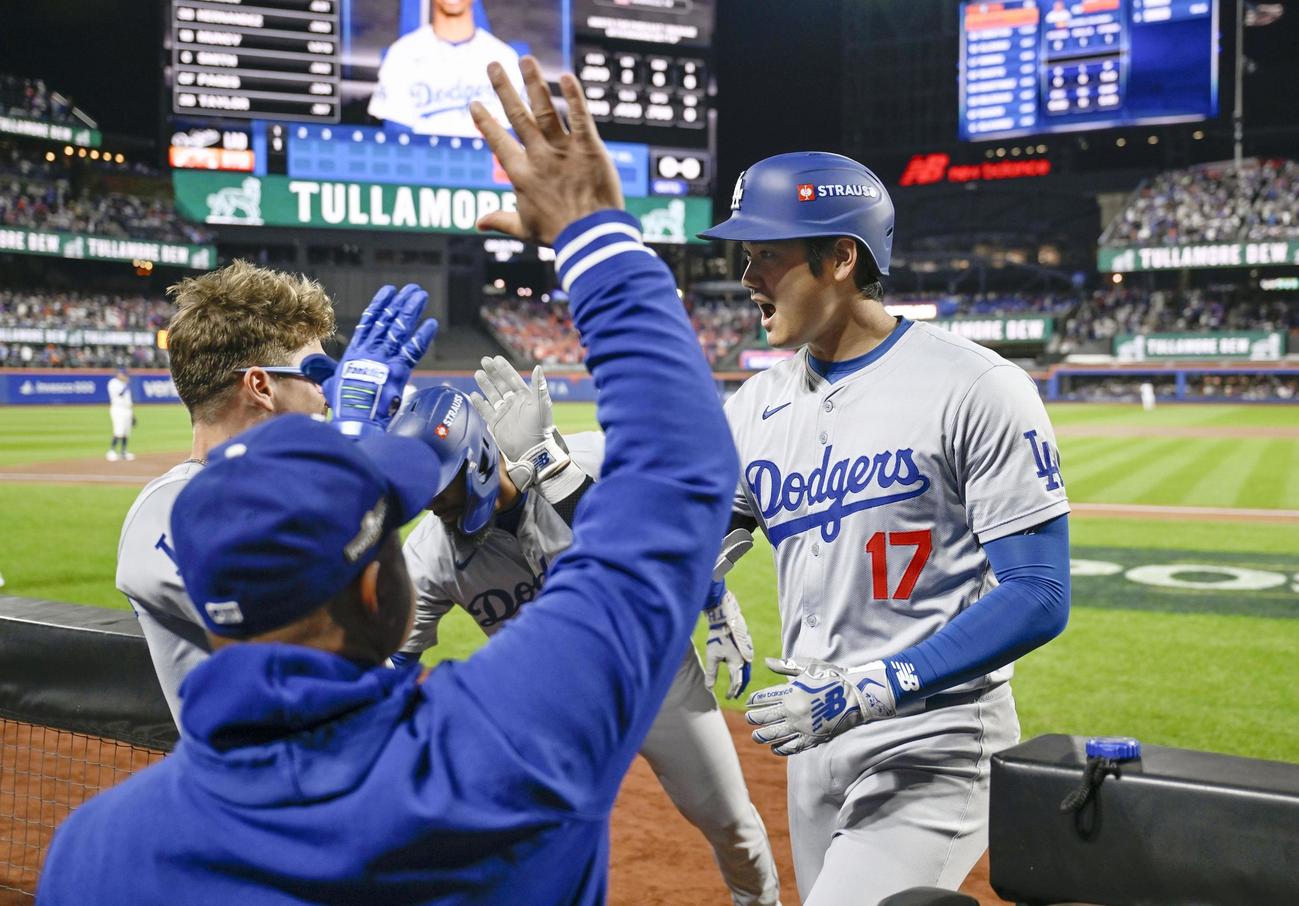 メッツ戦の1回、2試合連続本塁打となる先制ソロを放ち、ベンチで迎えられるドジャース・大谷＝（共同）