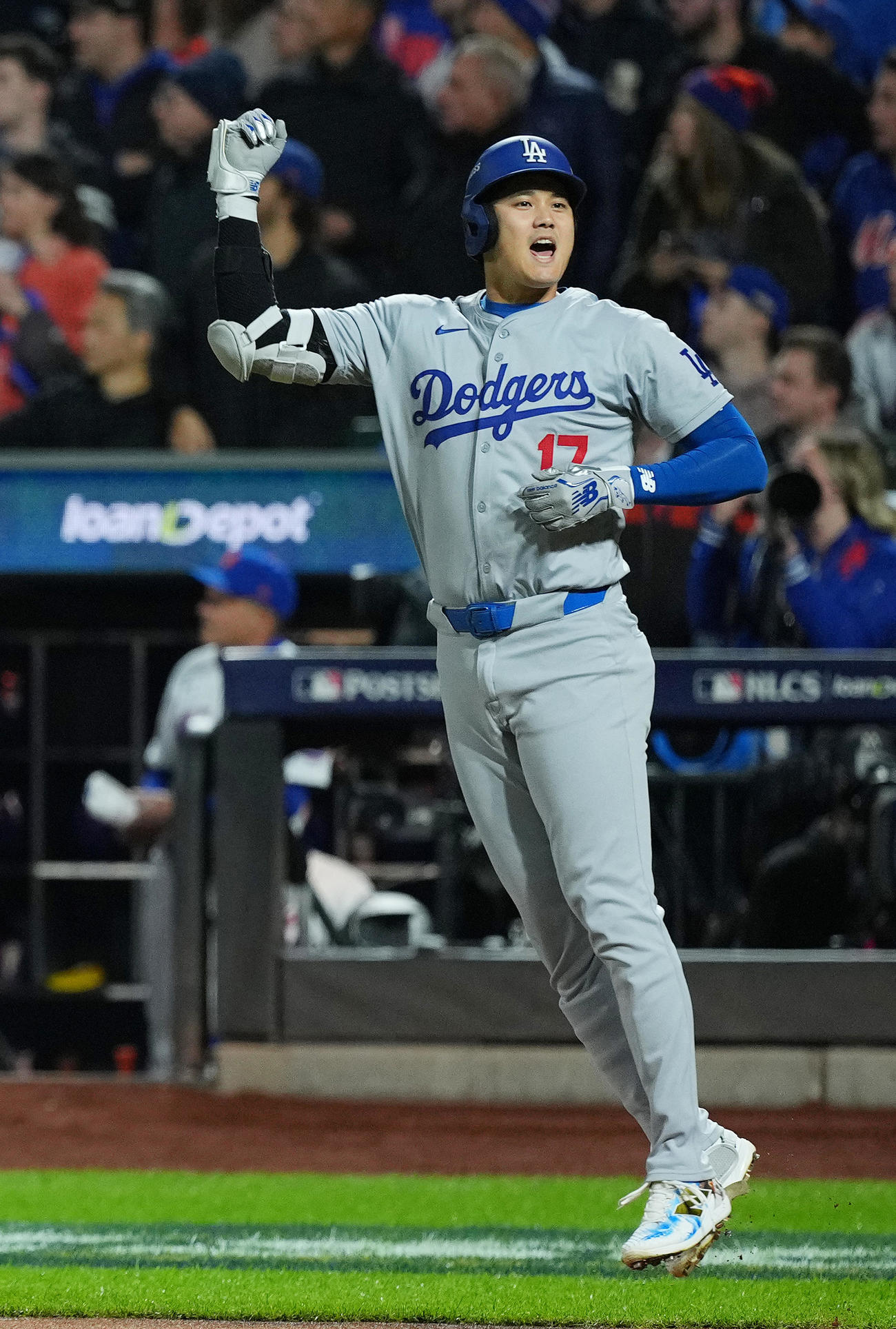 メッツ対ドジャース　1回表ドジャース無死、右越えに先制のソロ本塁打を放ち、ジャンプする大谷（撮影・菅敏）
