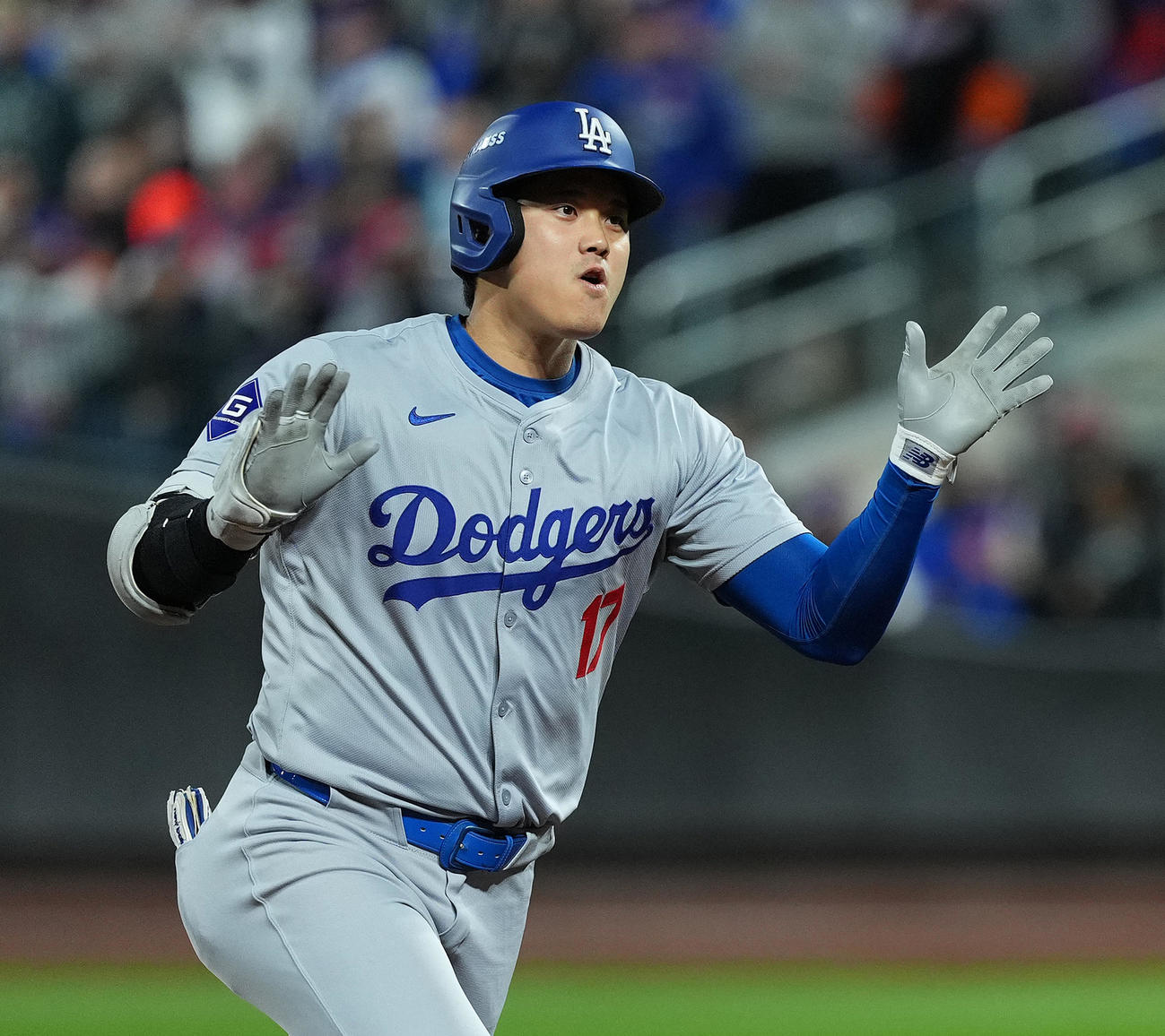 メッツ対ドジャース　1回表ドジャース無死、右越えに先制のソロ本塁打を放ち、ポーズをとる大谷（撮影・菅敏）