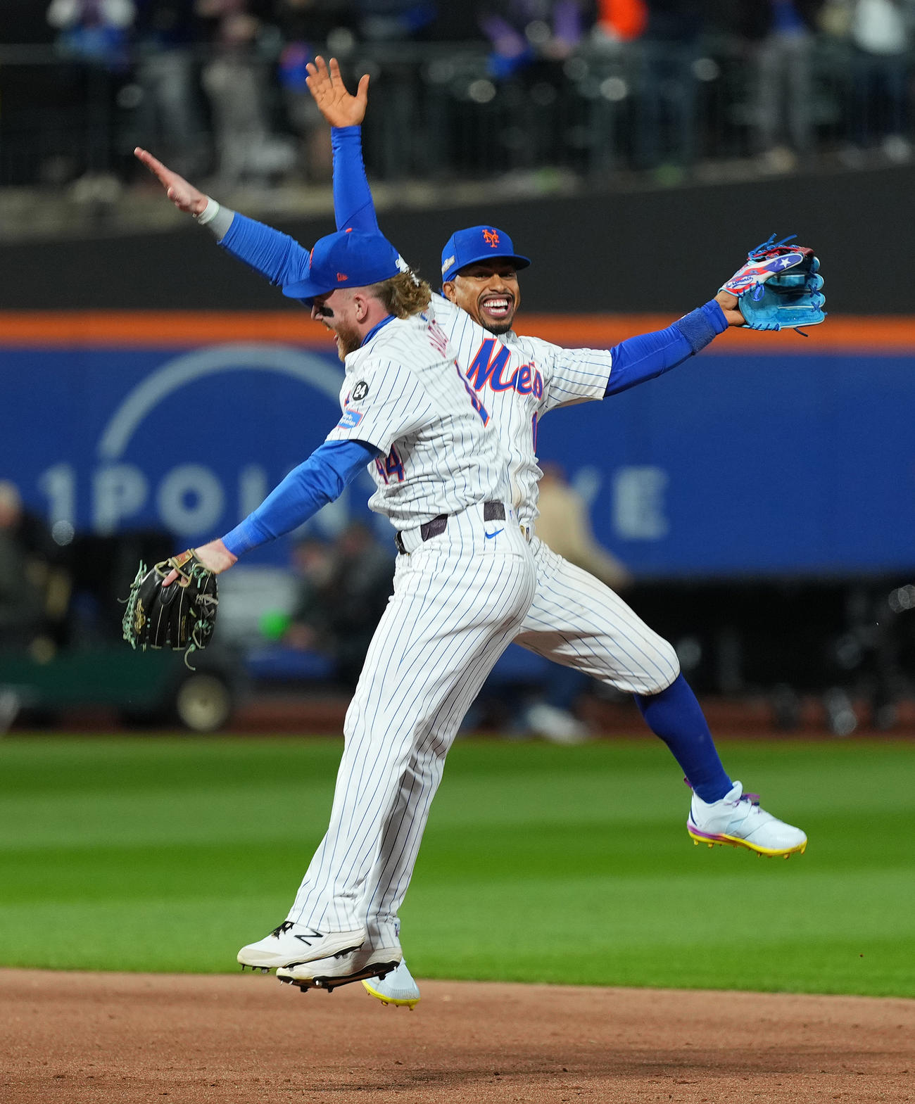 メッツ対ドジャース　ドジャースに勝利し、ベイダー（左）とハイタッチをするメッツ・リンドア（撮影・菅敏）