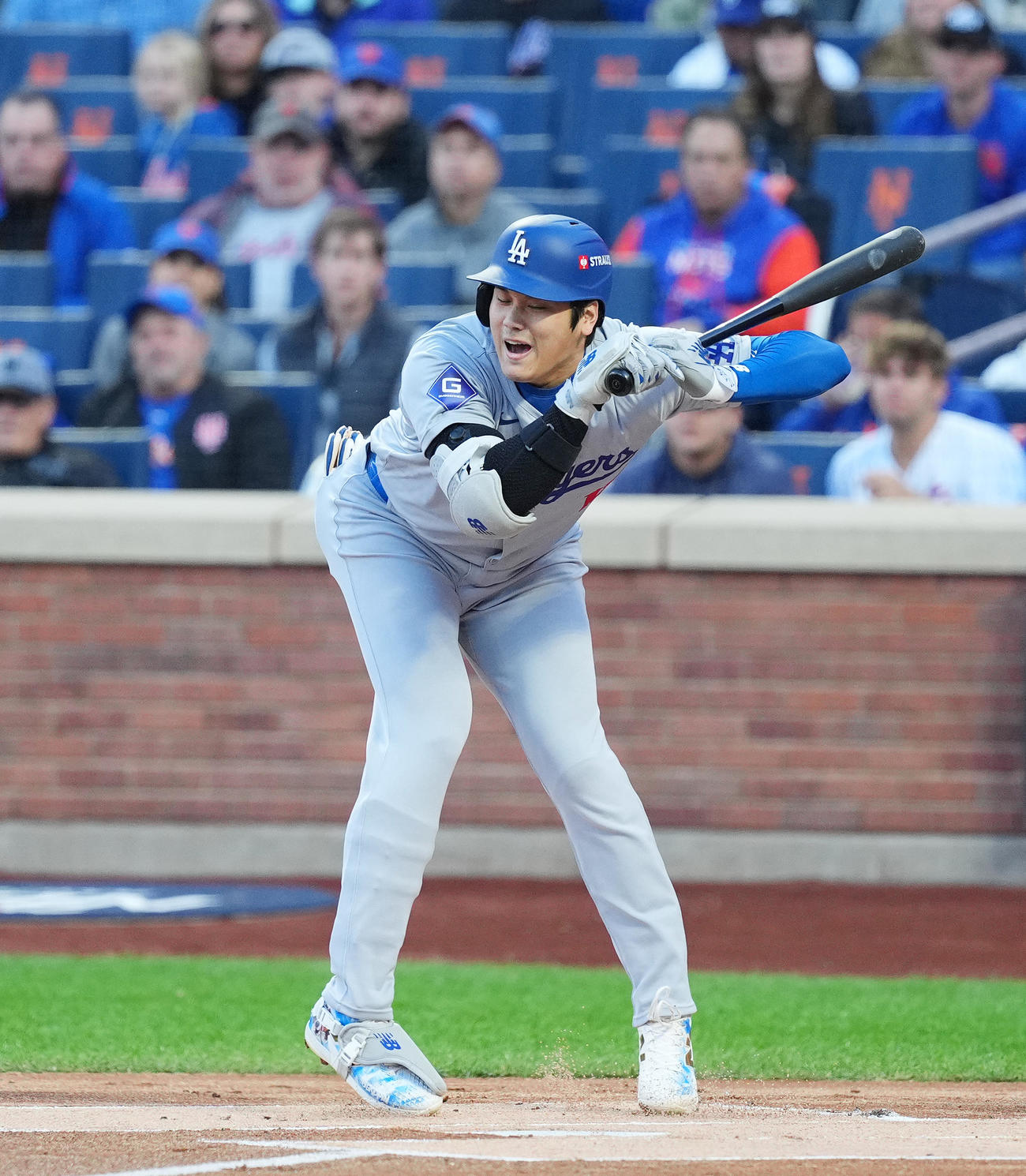 メッツ対ドジャース　1回表ドジャース無死、内角のボールを避ける大谷（撮影・菅敏）