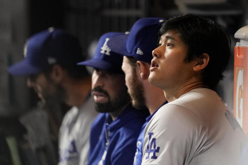 メッツ対ドジャース　8回、ベンチから試合を見つめるドジャース大谷翔平(AP)