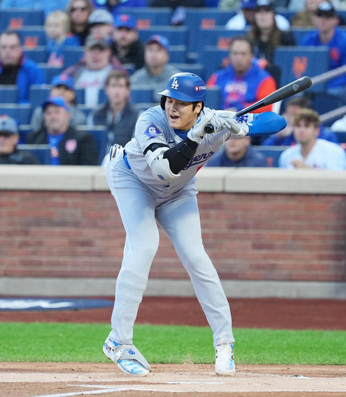 メッツ対ドジャース　1回表ドジャース無死、内角のボールを避ける大谷（撮影・菅敏）