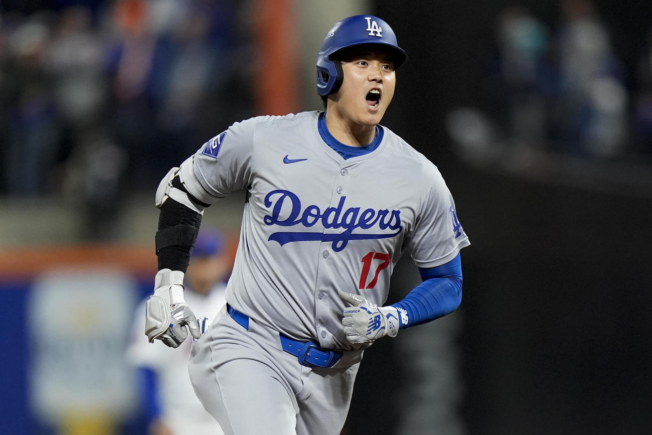 大谷翔平は1回に先頭打者本塁打を放つと雄叫びをあげた（AP)