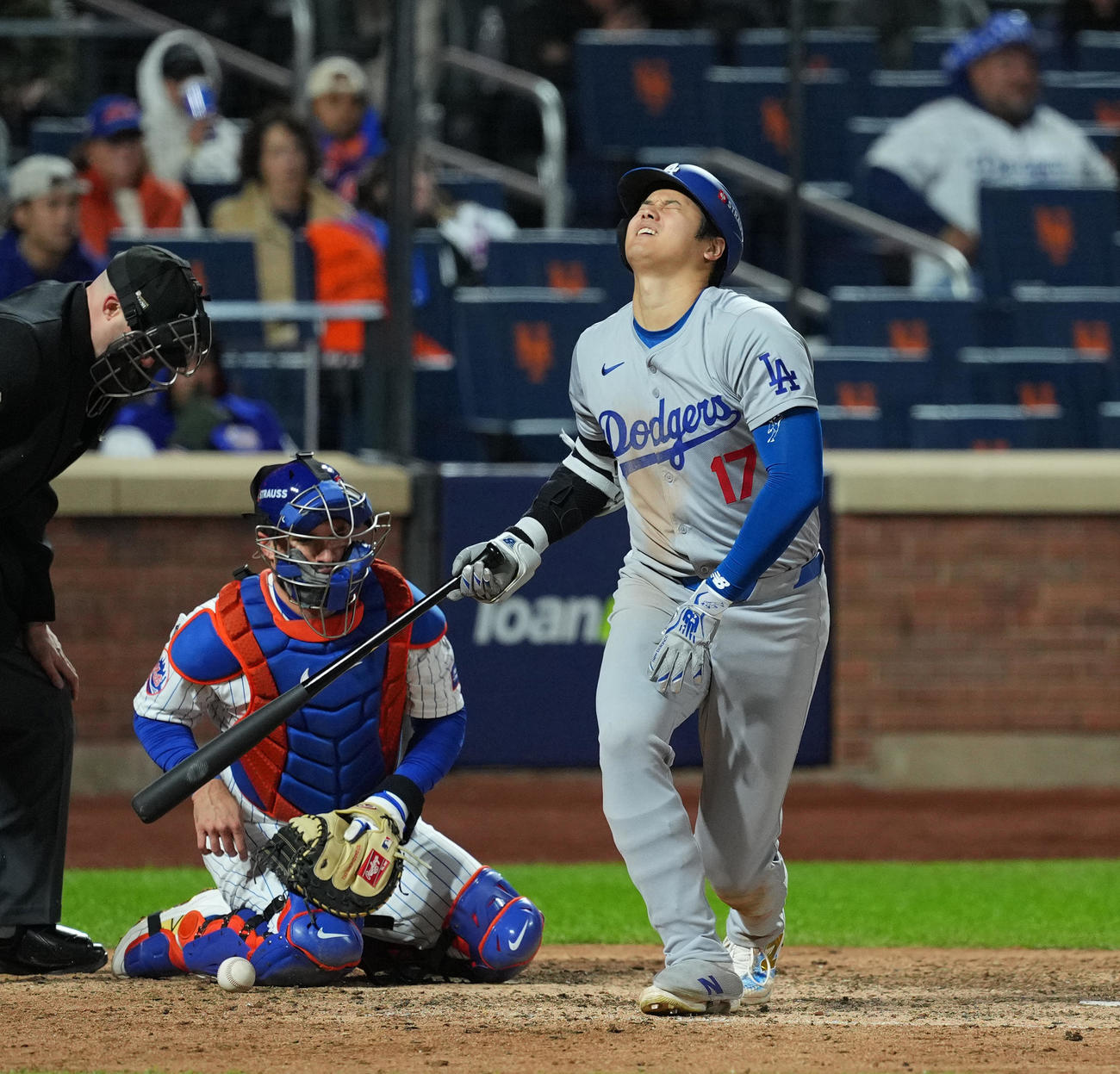 メッツ対ドジャース　8回表ドジャース2死満塁、自打球を受け、もん絶する大谷（撮影・菅敏）