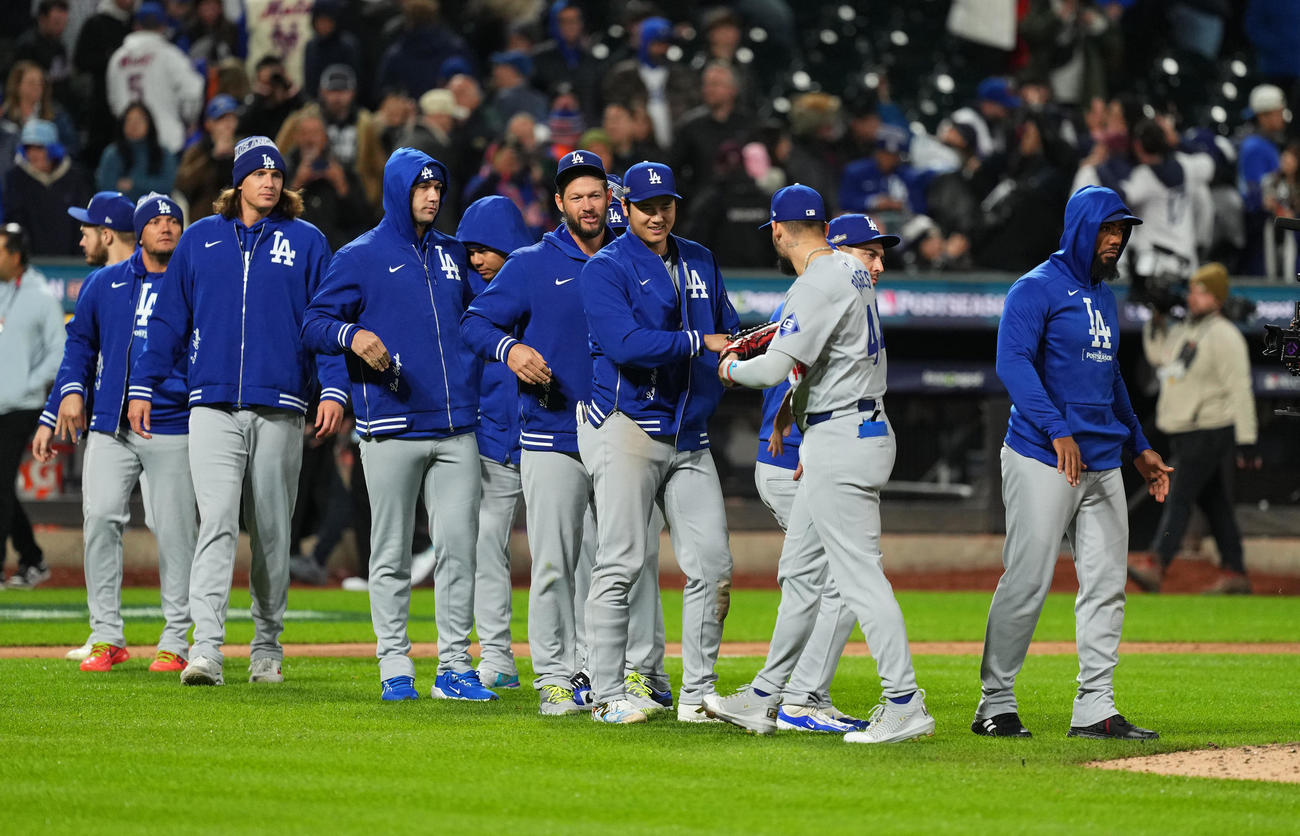 リーグ優勝に王手をかけ、ナインをタッチでドジャース大谷（中央）（撮影・菅敏）