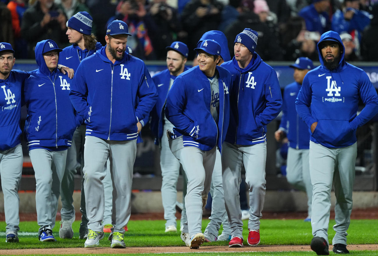 リーグ優勝に王手をかけ、笑顔を見せるドジャース大谷（中央）らナイン（撮影・菅敏）