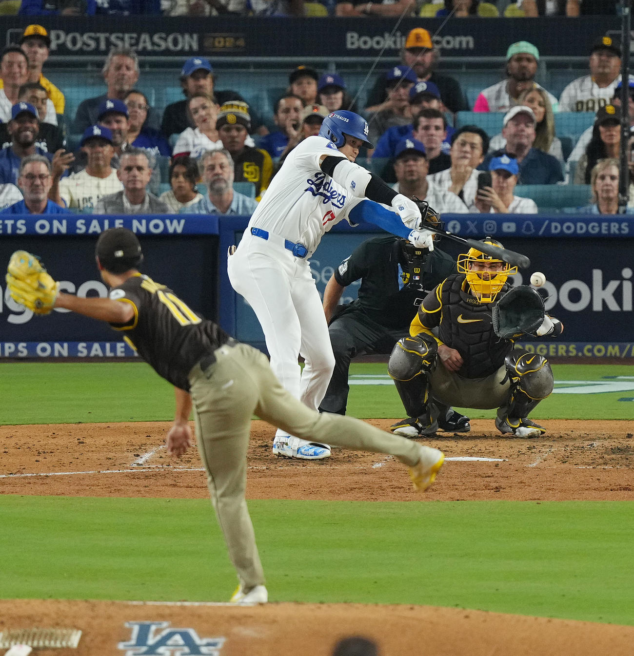 ドジャース対パドレス　6回裏ドジャース1死、空振りの三振に倒れる大谷。投手ダルビッシュ（2024年10月11日撮影）
