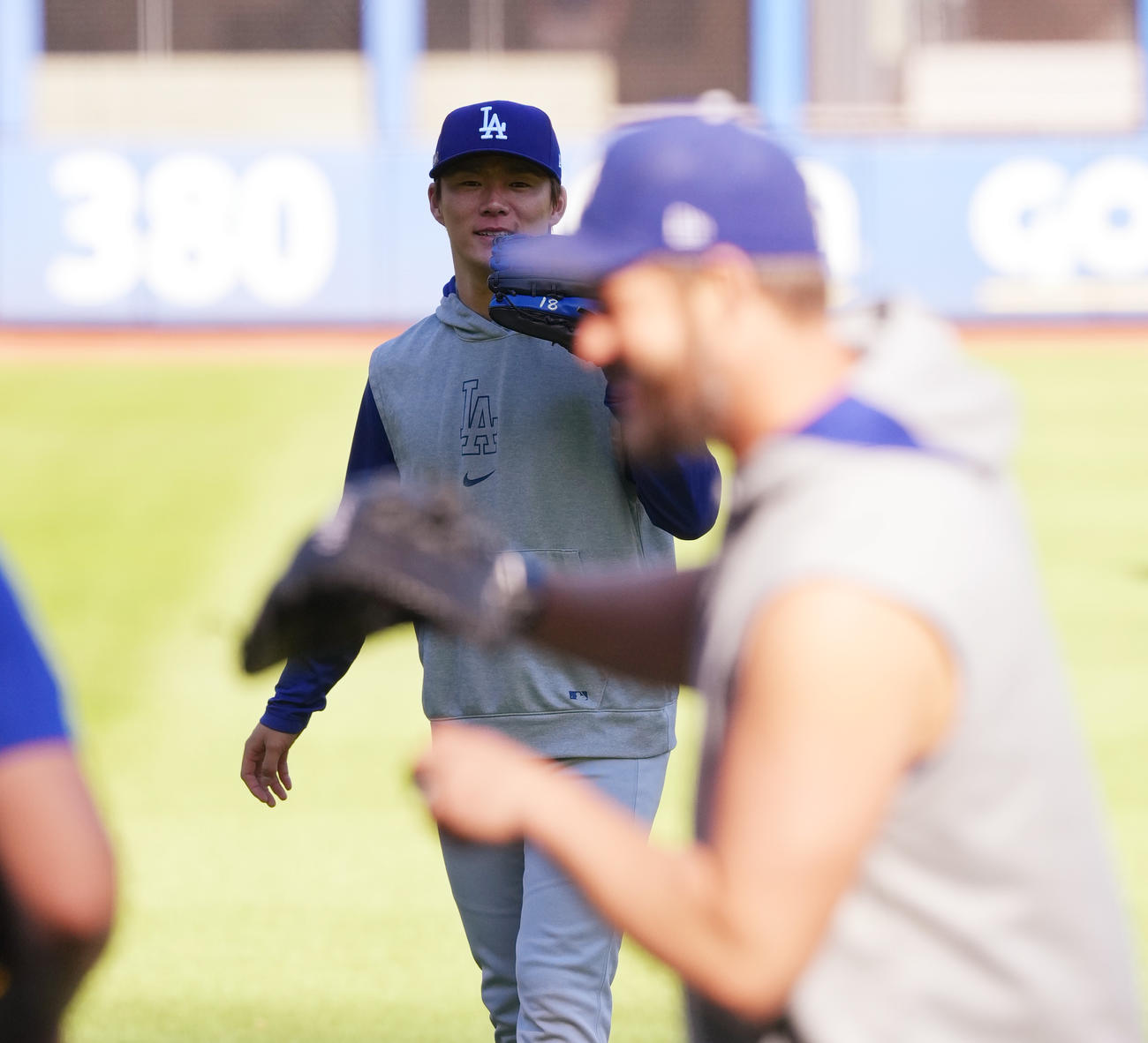 リーグ優勝決定シリーズ第5戦　メッツ対ドジャース　試合前、カーショー（手前）とキャッチボールをするドジャース山本（撮影・菅敏）