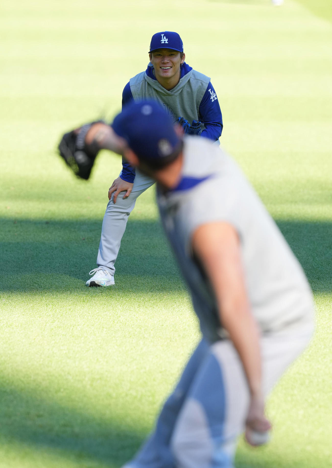 リーグ優勝決定シリーズ第5戦　メッツ対ドジャース　試合前、カーショー（手前）とキャッチボールをするドジャース山本（撮影・菅敏）