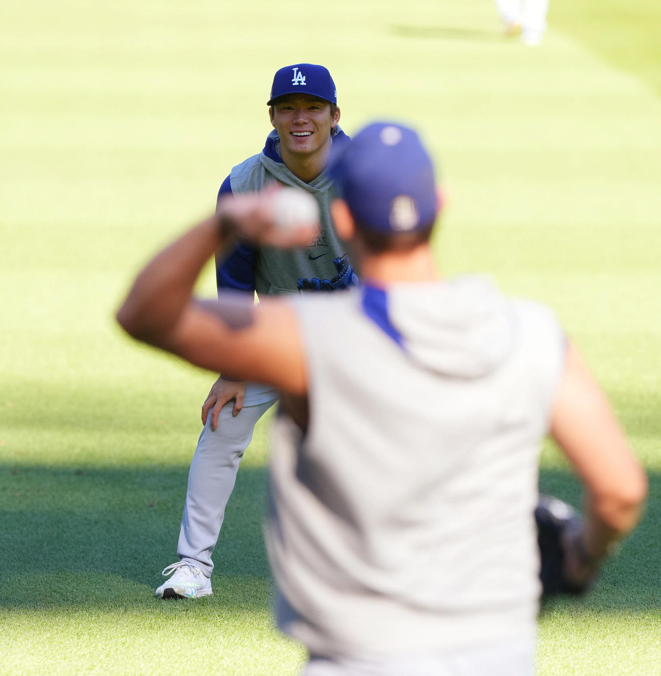 リーグ優勝決定シリーズ第5戦　メッツ対ドジャース　試合前、カーショー（手前）とキャッチボールをするドジャース山本（撮影・菅敏）