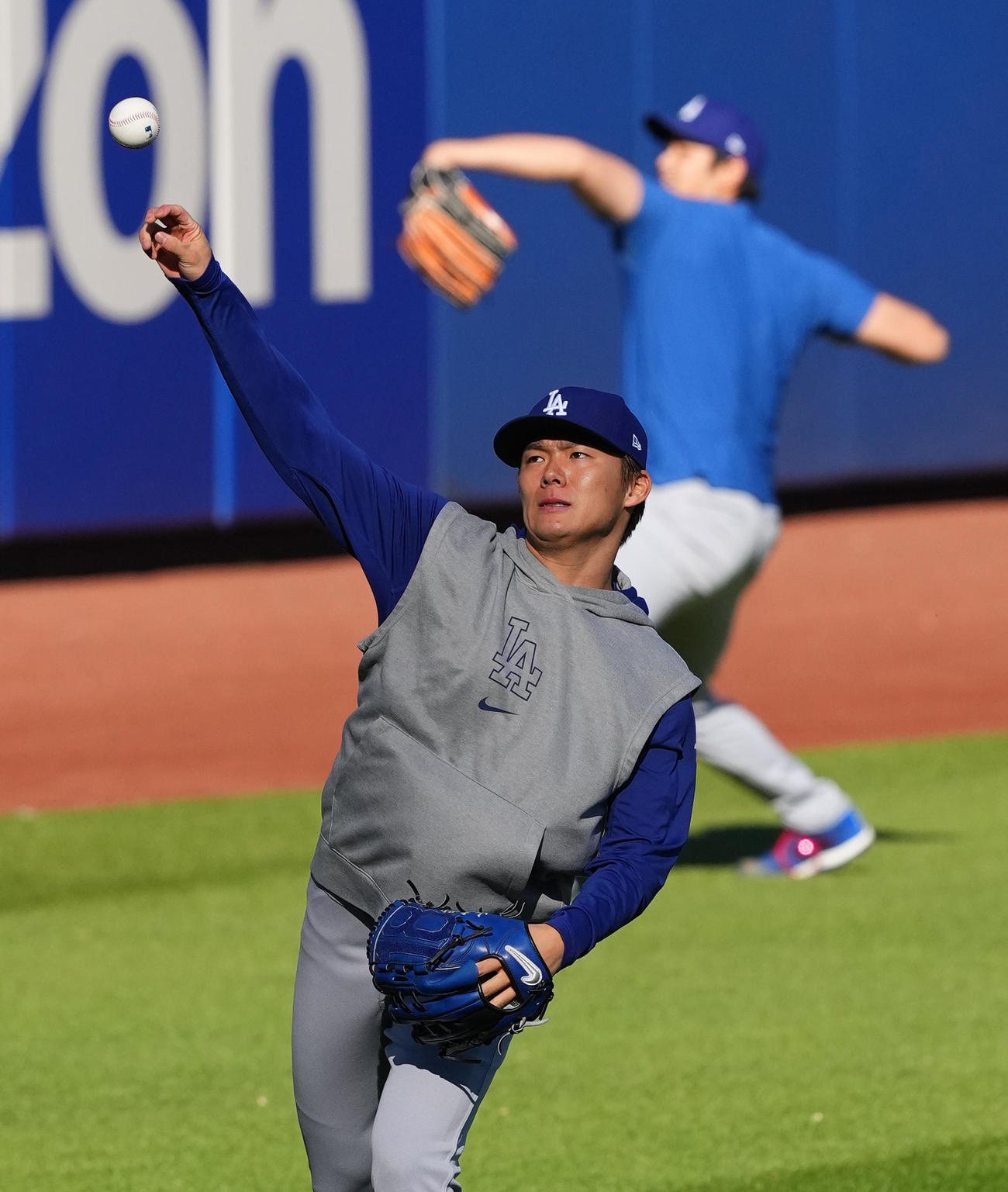 メッツ対ドジャース　試合前、キャッチボールをするドジャース山本。後方は大谷（撮影・菅敏）