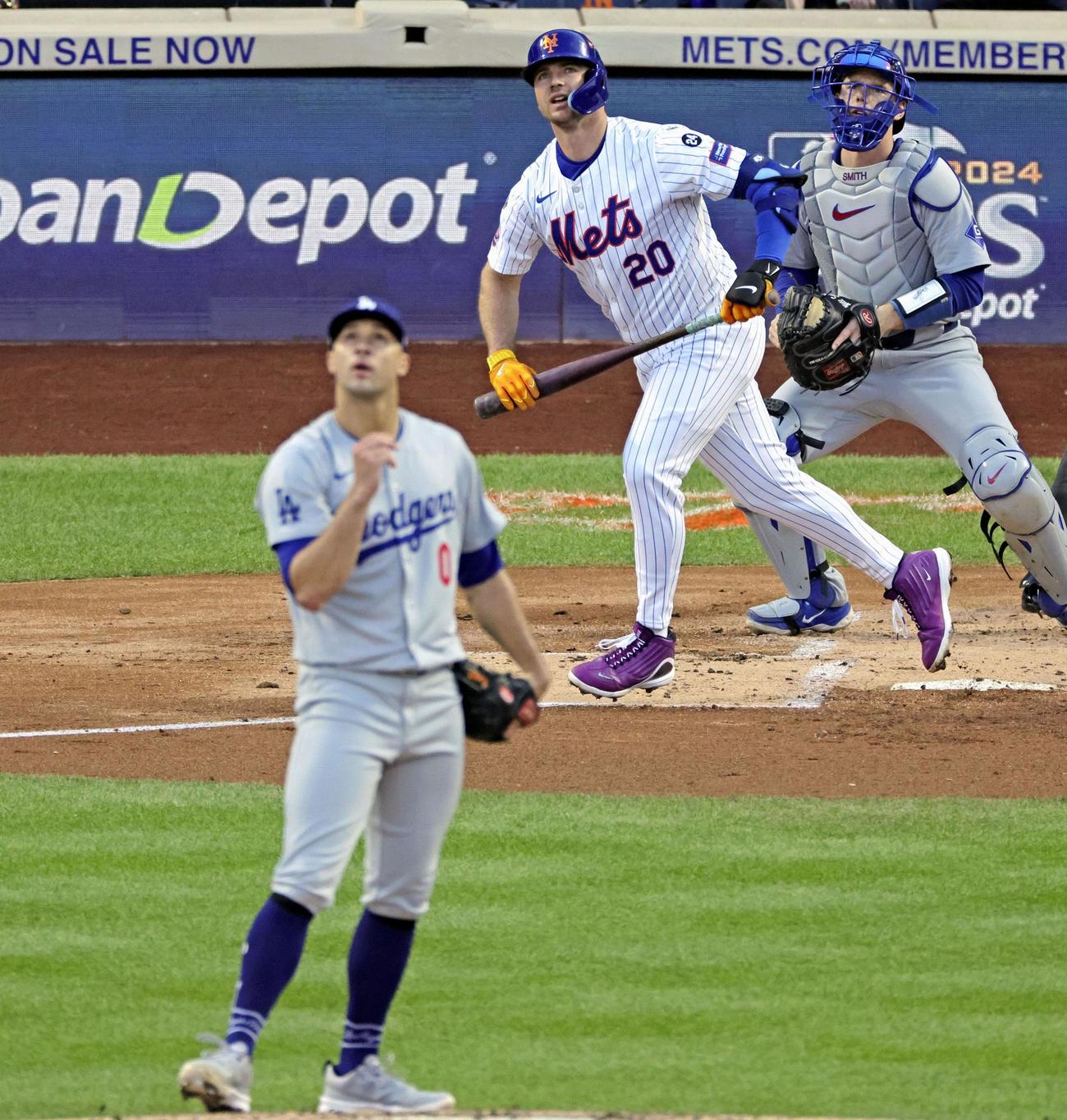 ドジャース戦の1回、先制3ランを放つメッツのアロンソ。投手フラーティ＝（共同）