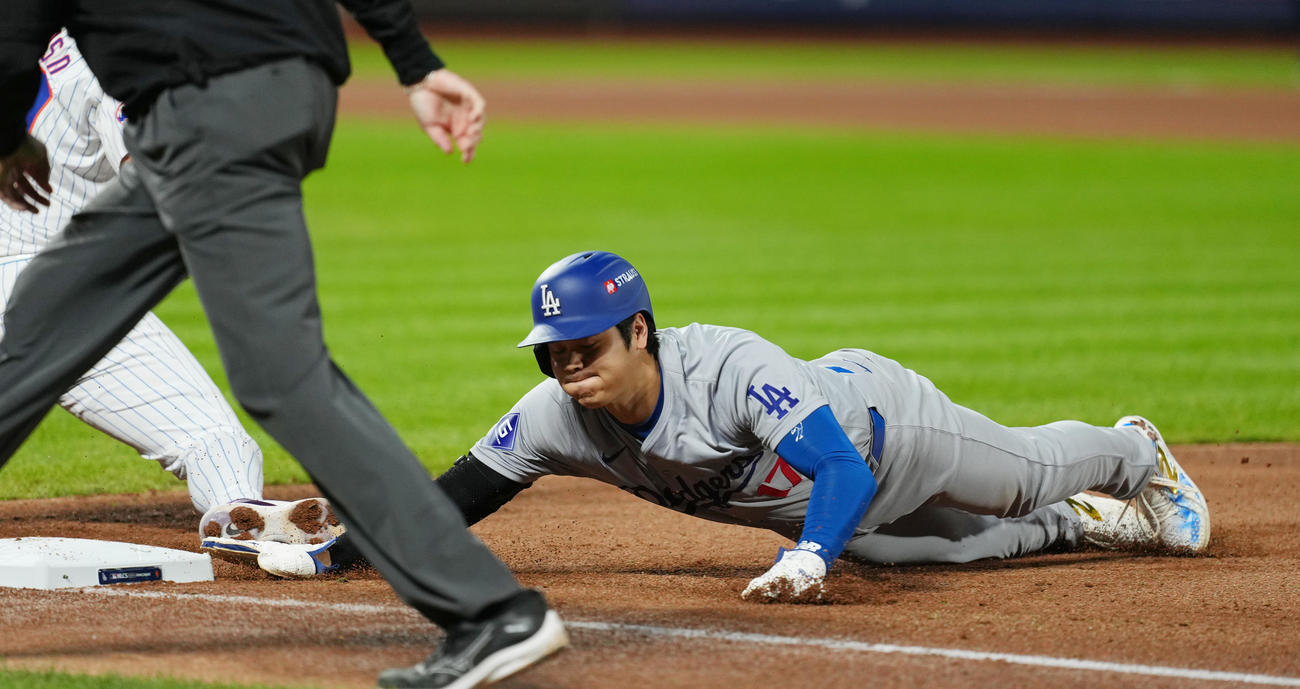 メッツ対ドジャース　4回表ドジャース2死一塁、打者ベッツの時、投手からのけん制球で帰塁する大谷（撮影・菅敏）