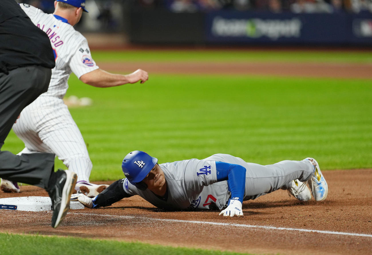 メッツ対ドジャース　4回表ドジャース2死一塁、打者ベッツの時、投手からのけん制球で帰塁する大谷（撮影・菅敏）